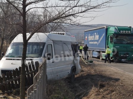 Accident la ieșirea din Dorohoi: Cinci victime transportate la spital după impactul unui autotren cu un microbuz - VIDEO/FOTO