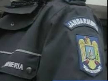 Scandalagii sancționați de jandarmi pentru distrugerea oglinzilor unor mașini parcate