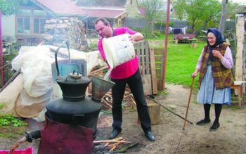 Micii producători de ţuică ar …