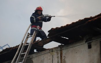 Locuinţă afectată de un incendiu …