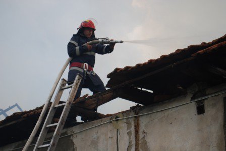 Locuinţă afectată de un incendiu izbucnit de la instalația electrică