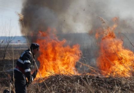 Focuri scăpate de sub control. 14 incendii în două zile 