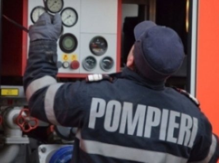 Pompierii au intervenit astăzi pentru scoaterea bărbatului rămas captiv sub un dispozitiv de 1.200 tone