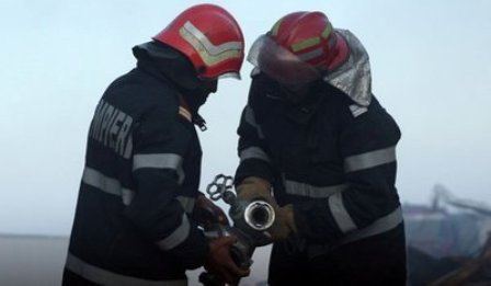 Pompierii dorohoieni au intervenit în stingerea unui puternic incendiu izbucnit din cauza unei prize defecte