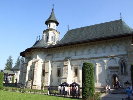 Dragnea a semnat un contract de restaurare a mânăstirii Putna de peste 3 milioane de euro