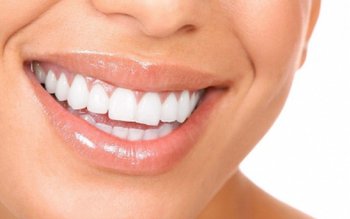 Cum să îţi albeşti dinţii …