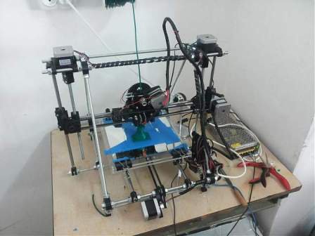 Un grup de elevi botoșăneni au realizat o imprimantă 3D