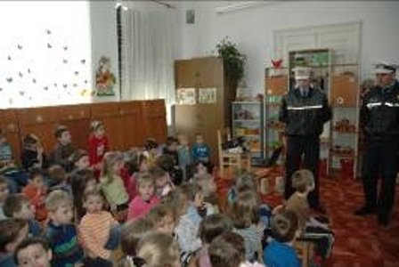 Poliţiştii botoşăneni, alături de copii în săptămâna „Școala altfel”