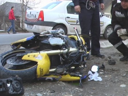 Un motociclist a ajuns la spital rănit grav după ce s-a izbit în gardul unui imobil