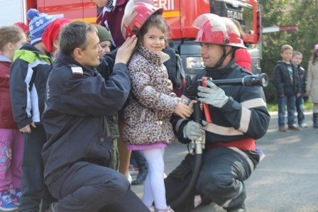 Elevi învăţaţi de pompieri să-şi protejeze viaţa