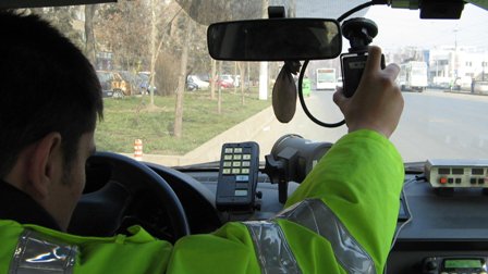 Bărbat depistat de polițiști circulând cu viteză peste limita legal admisă şi cu permisul reţinut