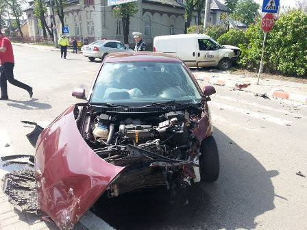 Două persoane au ajuns la spital în urma unui accident care a avut lor la intersecția de pe strada Puskin cu Petru Rareș din municipiu