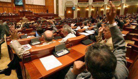 Vacanță record pentru senatori: O lună, până la 26 mai