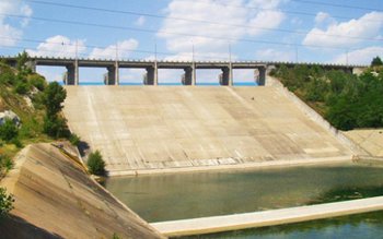 Barajul de zeci de tone …