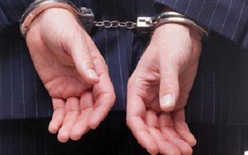 Bărbat escortat şi încarcerat în …