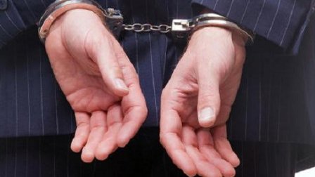 Bărbat escortat şi încarcerat în arestul IPJ Botoşani pentru mai multe infracțiuni de fals și înșelăciune 
