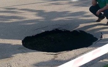 Groapă de circa doi metri …