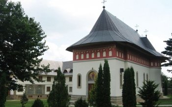 ÎPS Teofan va sfinți duminică …