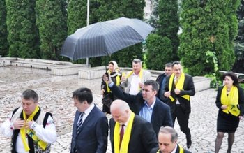 Crin Antonescu întâmpinat de sute …