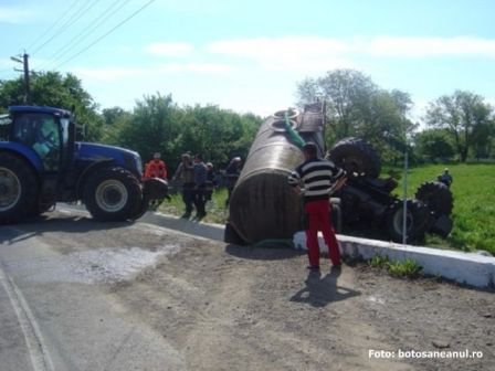 Bărbat din Cristinești mort în condiții groaznice după ce s-a răsturnat cu tractorul