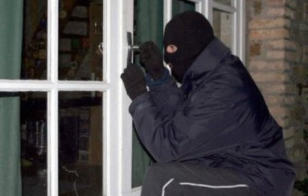 Bănuit de comiterea mai multor furturi din locuinţe, identificat de poliţişti 