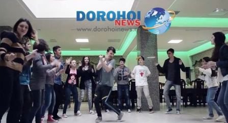 Dorohoieni fericiţi, dansând şi zâmbind! Varianta clipului „Happy” filmată la Dorohoi - VIDEO
