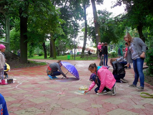 Copiii din Botoşani şi-au desenat drepturile în Parcul Eminescu - FOTO