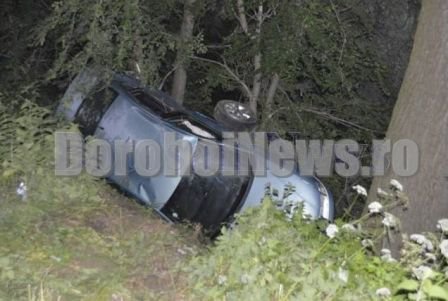 Accident produs pe drumul Dorohoi-Suceava: O femeie a ajuns la spital, după ce fratele ei s-a răsturnat cu maşina