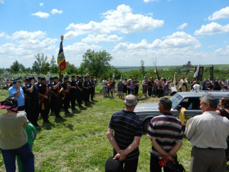 Veteran de război dus pe ultimul drum de o gardă de onor cu Drapelul Unităţii şi un pluton de jandarmi