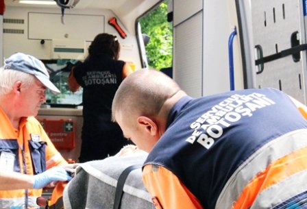 Copil de 10 ani preluat de urgență de un elicopter SMURD de la Botoșani, după ce a căzut dintr-un cireș