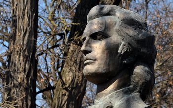 125 de ani de la …