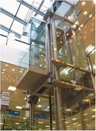 Panică la Uvertura Mall. Mai multe persoane au rămas blocate în liftul de sticlă