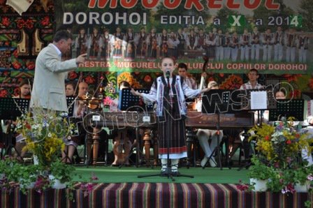 Vezi imagini din prima zi de concurs a Festivalului Internațional de muzică populară „Mugurelul” Dorohoi 2014 - FOTO