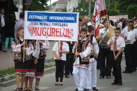 Paradă impresionantă a portului popular la Festivalul Internațional „Mugurelul” Dorohoi 2014 - FOTO