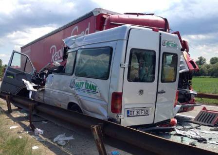 Microbuzul implicat în cumplitul accident din Mureş aparţine unei firme din Botoşani!
