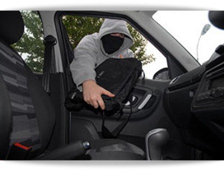 ATENŢIE! Hoţii au mereu metode noi de furt din maşină! Oricine le poate deveni victimă!