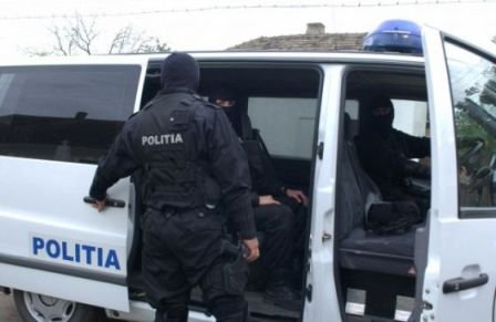 Percheziţii desfășurate de polițiști la persoane bănuite de contrabandă cu ţigări