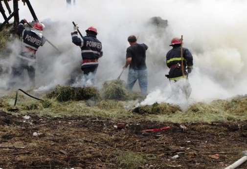 Patru tone de furaje distruse într-un incendiu