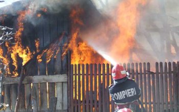 Un bărbat a incendiat locuinţa …