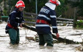 Pompierii intervin pentru înlăturarea efectelor …