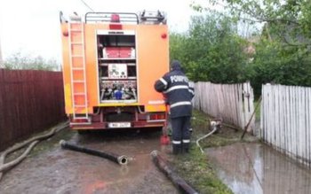 Pompierii au intervenit pentru înlăturarea …