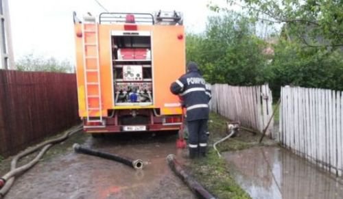 Pompierii au intervenit pentru înlăturarea efectelor produse de fenomenele meteorologice periculoase