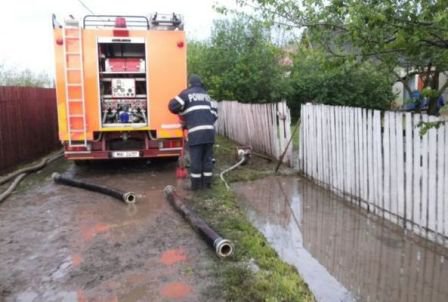 Pompierii militari şi voluntari continuă acţiunile de intervenţie în zonele afectate de inundaţii şi vânt