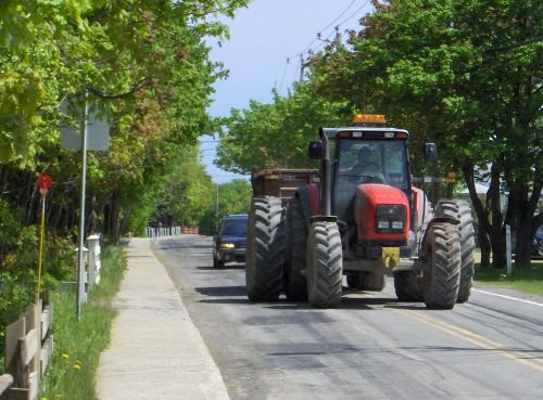 Bărbat depistat la volanul unui tractor cu remorcă neînmatriculat