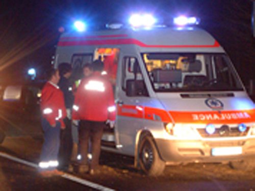 Şase tineri au ajuns la spital după ce s-au răsturnat cu maşina