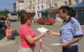 Poliţiştii continuă informarea cetăţenilor în …