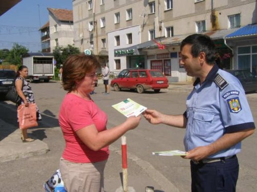 Poliţiştii continuă  informarea cetăţenilor  în cadrul Campaniei de prevenire a furturilor şi tâlhăriilor