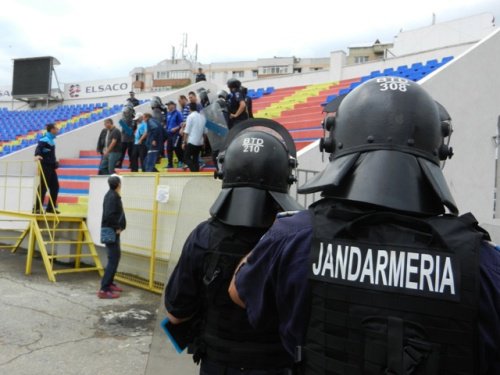 Activitate practică executată de jandarmii botoșăneni pe stadionul FC Botoșani - FOTO