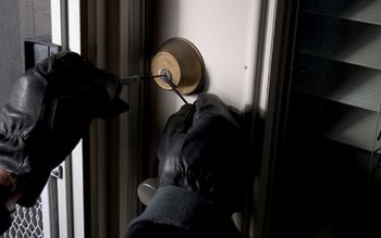 Tineri bănuiţi de comiterea unui …