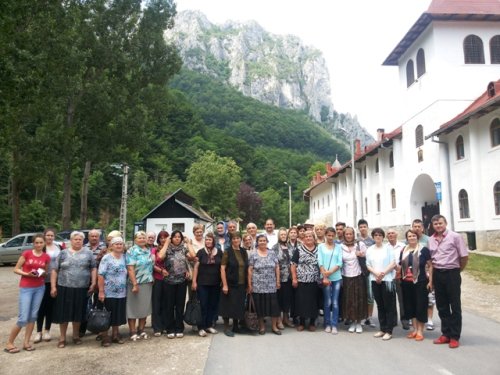 Ibăneşti: Pelerinaj la Mormântul Părintelui Arsenie Boca - FOTO